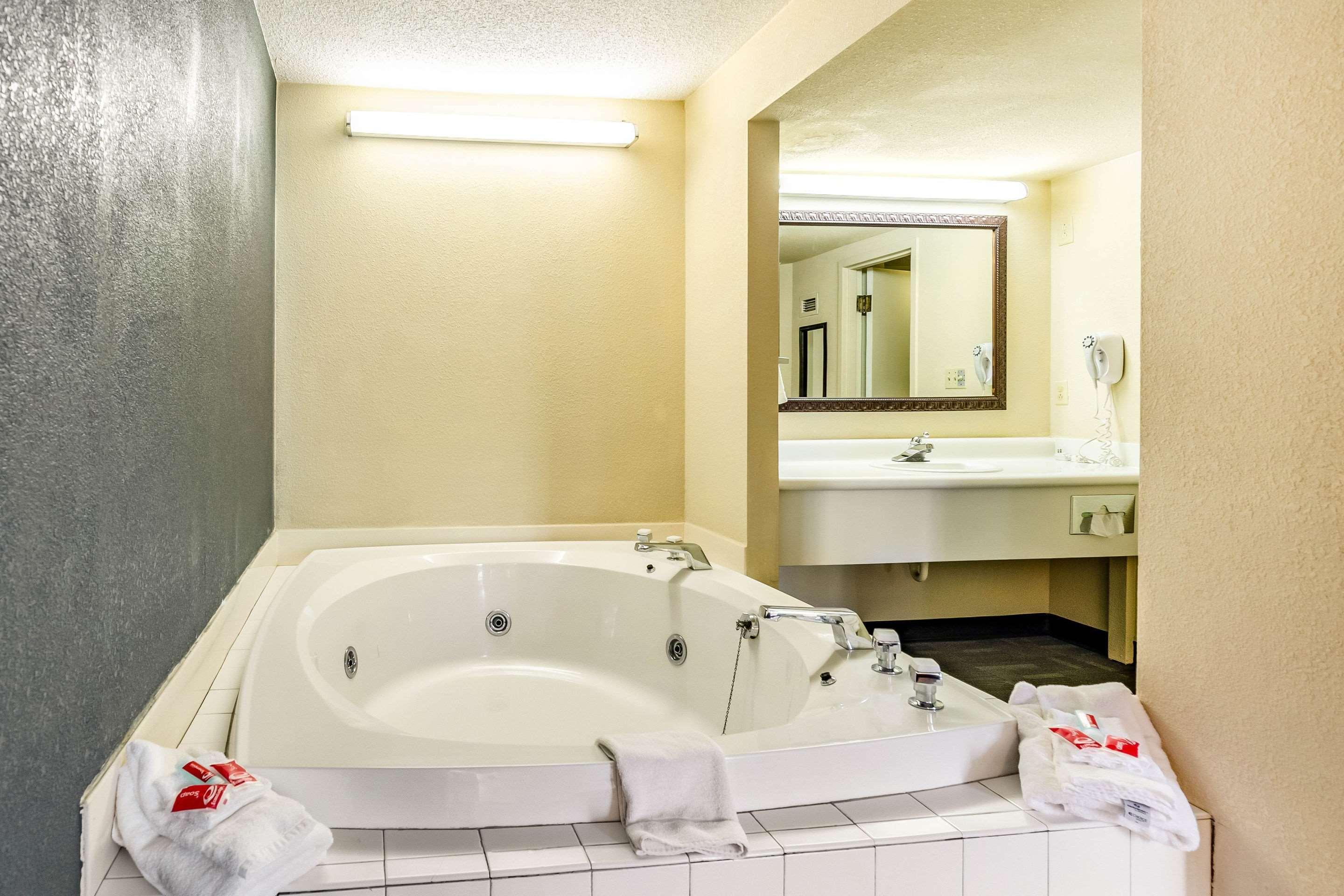 Econo Lodge Inn & Suites Radford-Blacksburg Area Экстерьер фото